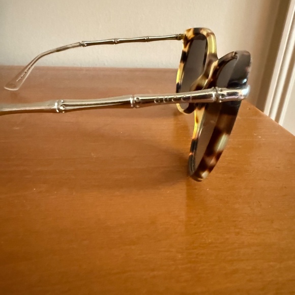 Tortoise Shell Gucci Sunglasses with Bamboo shaped earpieces - Picture 7 of 8